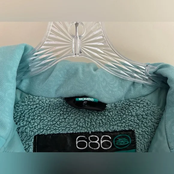 686 Mannual Women’s Insulated Snowboarding Jacket in Black - Picture 11 of 12